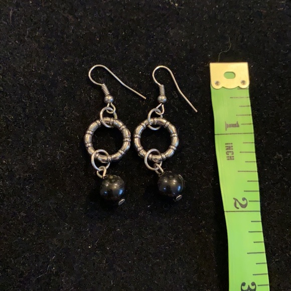 Black and silver dangle earrings - Picture 2 of 2